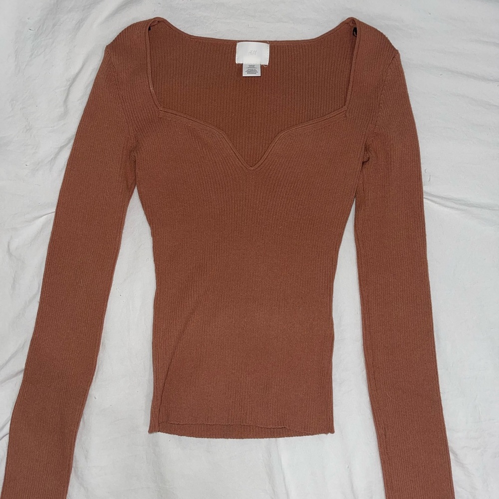 H&M Brown Long Sleeve ribbed knit sweetheart sweater